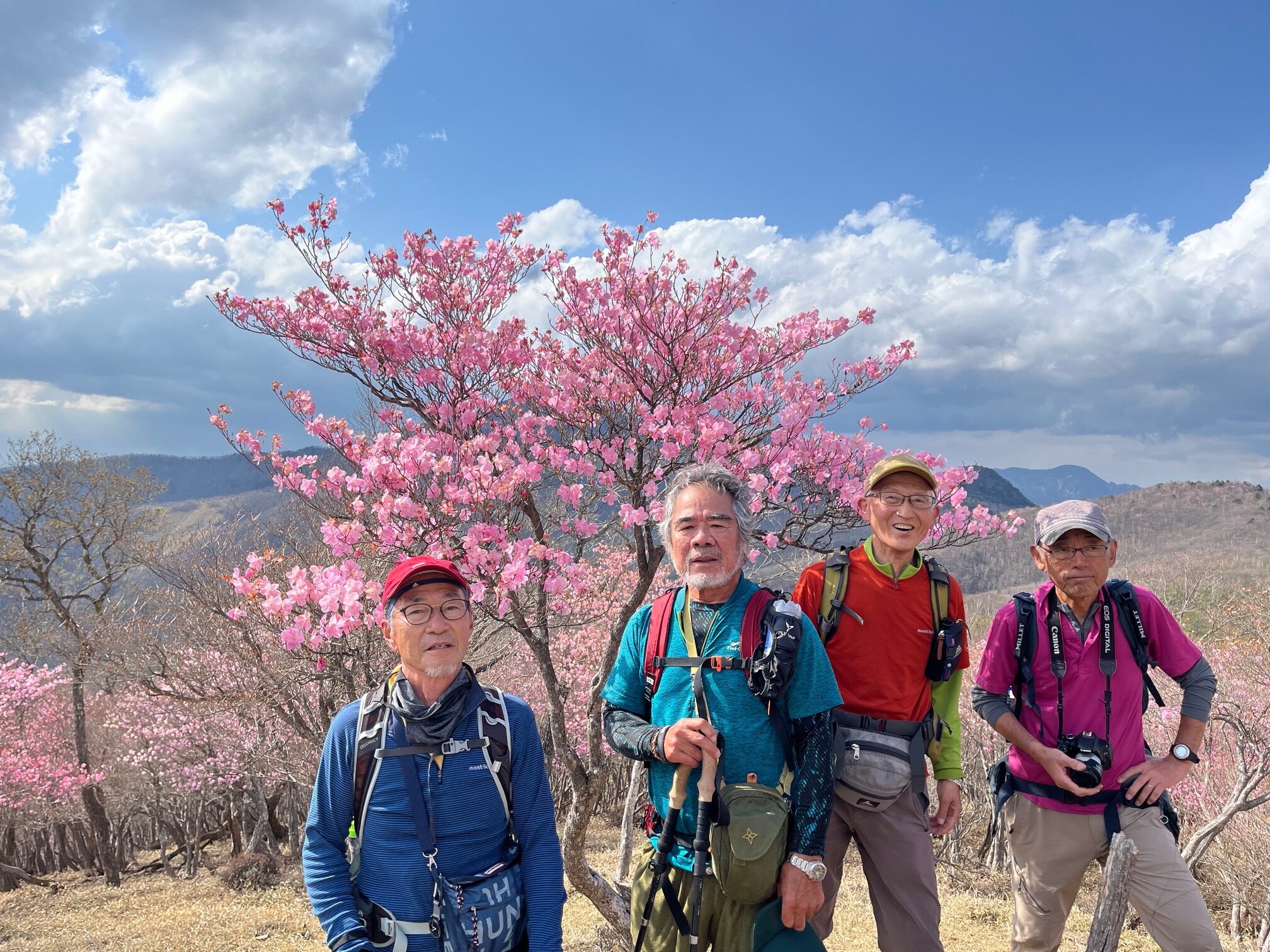 アカヤシオの花園 前袈裟丸山 – 松戸山の会