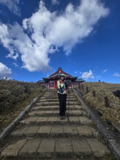 青空と赤い社を背に、長脚が映える綺麗なお姉ちゃん♡